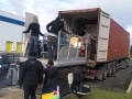 Chargement du container pour envoyer les dons par la mer